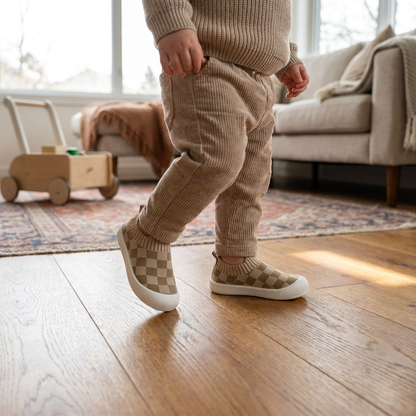 Leichte karierte Lauflernschuhe für Babys mit weichen rutschfesten Sohlen
