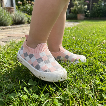 Leichte karierte Lauflernschuhe für Babys mit weichen rutschfesten Sohlen