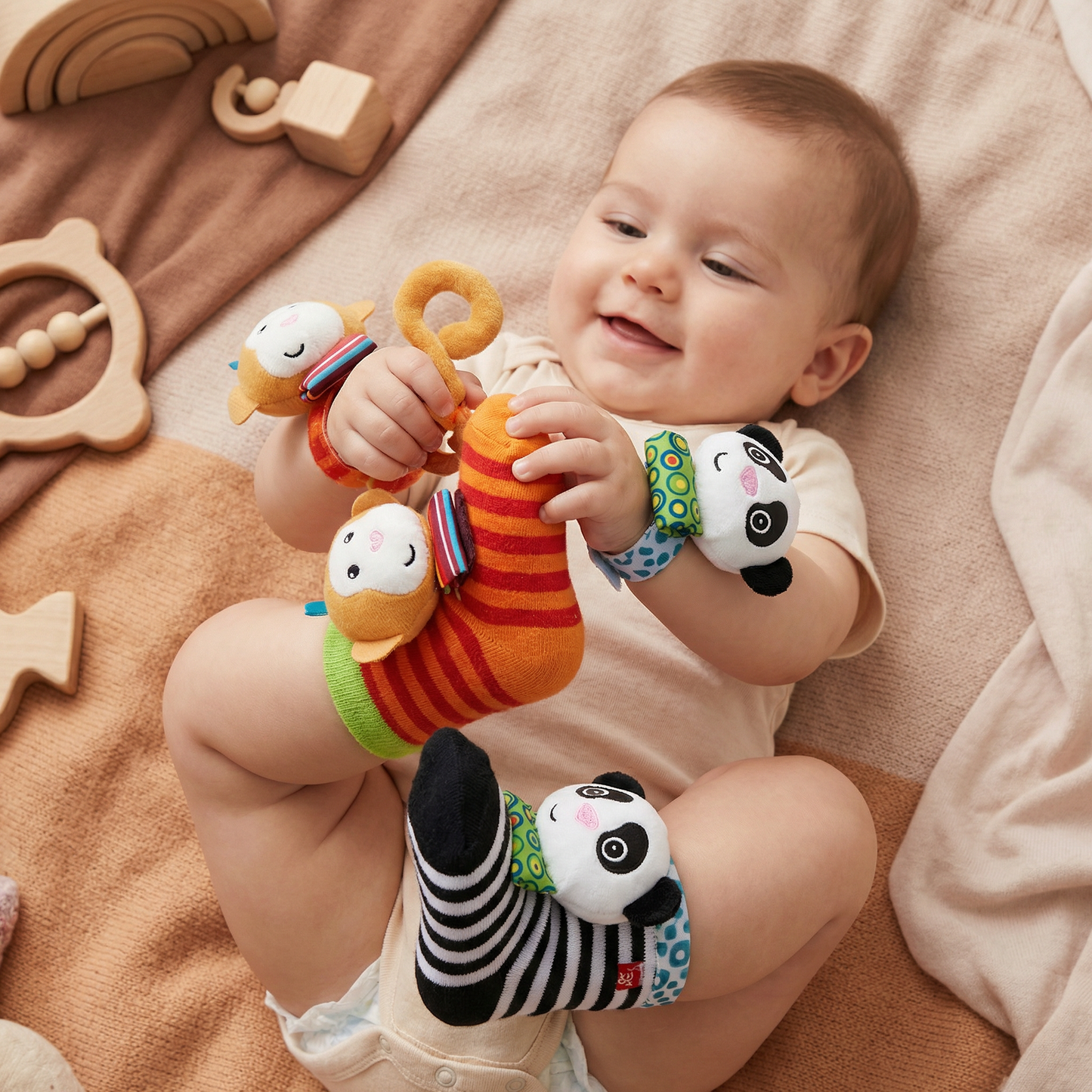 Sensorische Baby Plüschsocken und Armband